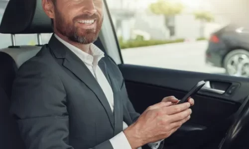 chauffeur-vtc-creteil-au-volant-de-sa-berline-haut-de-gamme